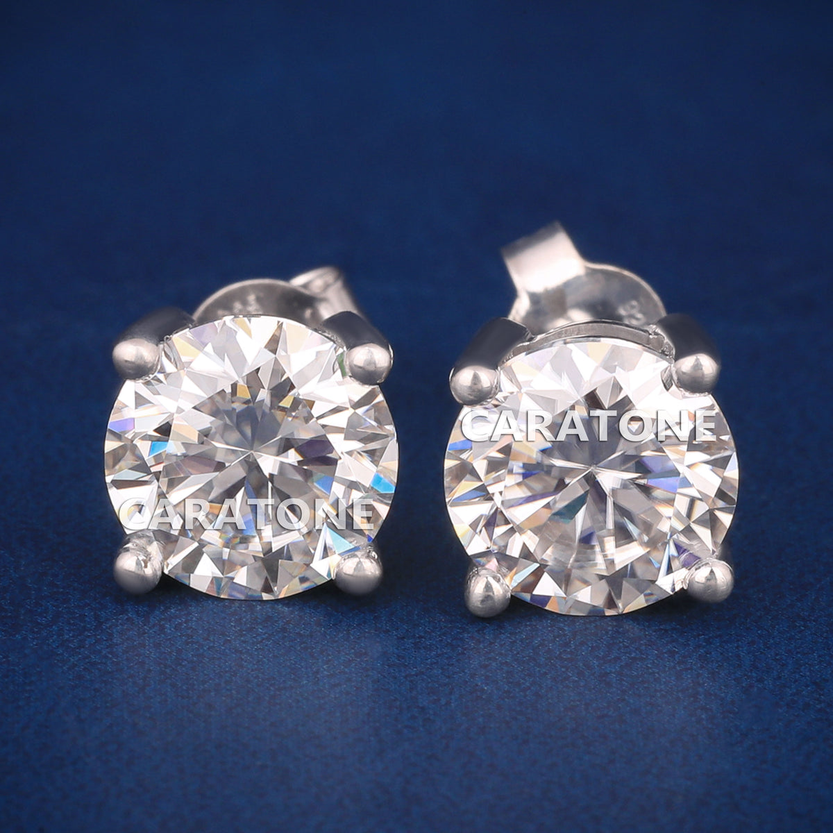 Round Brilliant Cut Diamond Stud Earrings in White Gold with Four-Prong Setting and Screw-Back Closure