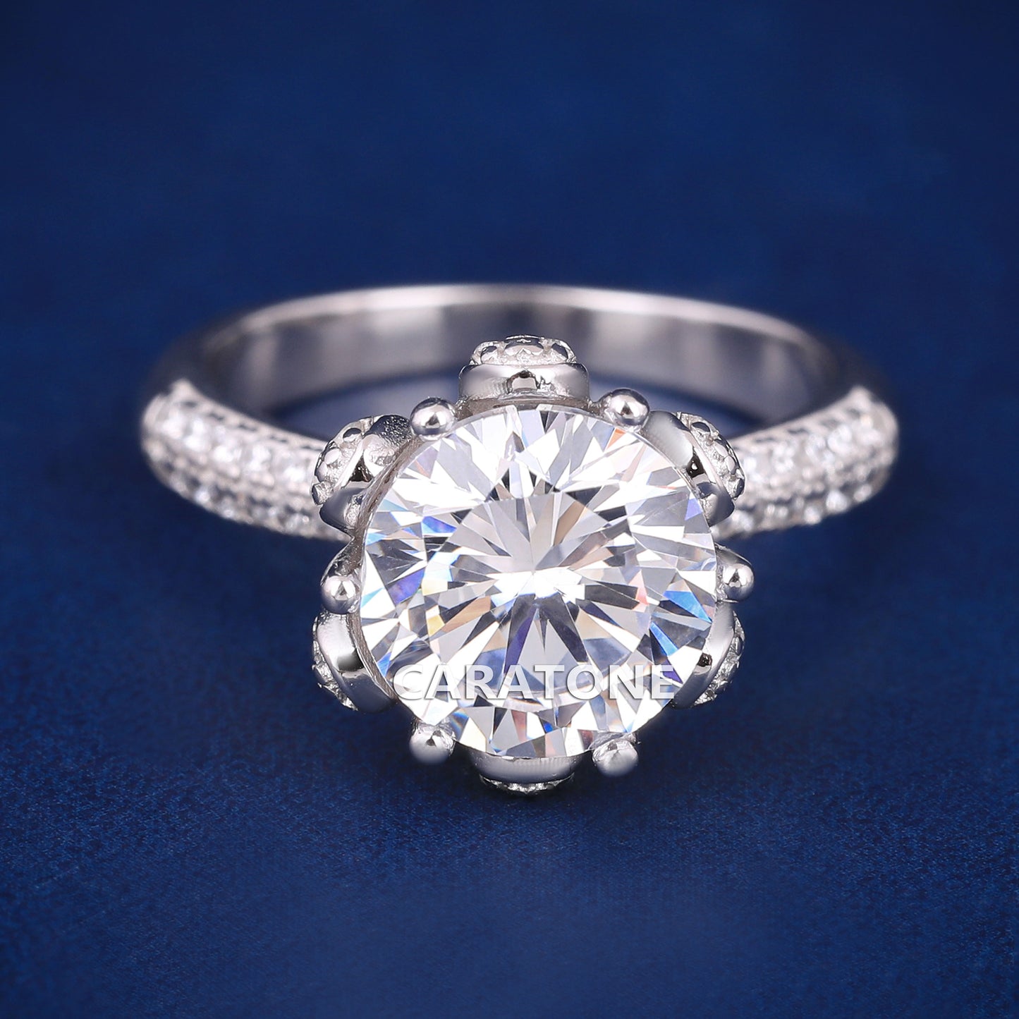 Round cut diamond with flower pattern women ring