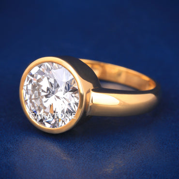 Round cut diamond wedding ring for women