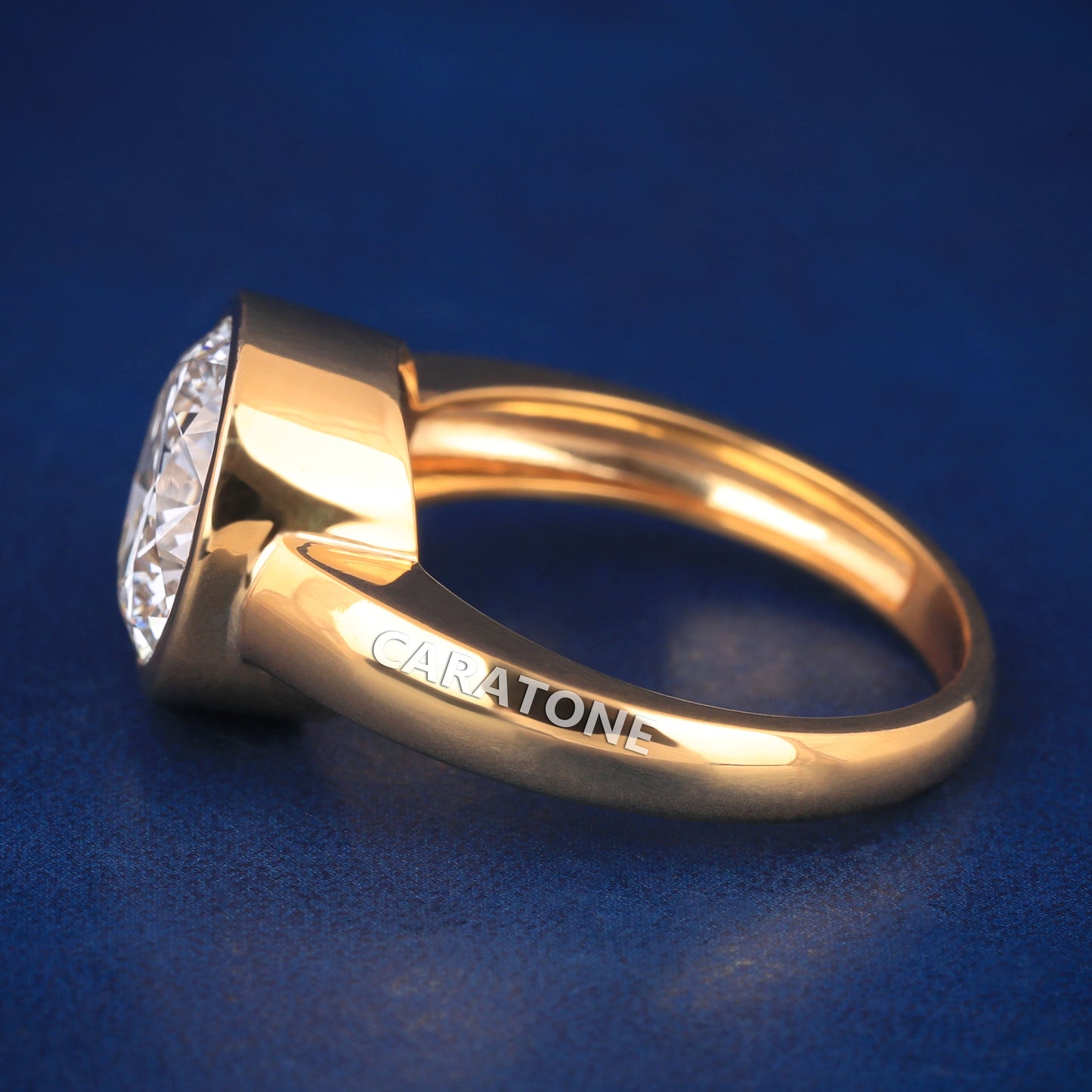 Round cut diamond wedding ring for women
