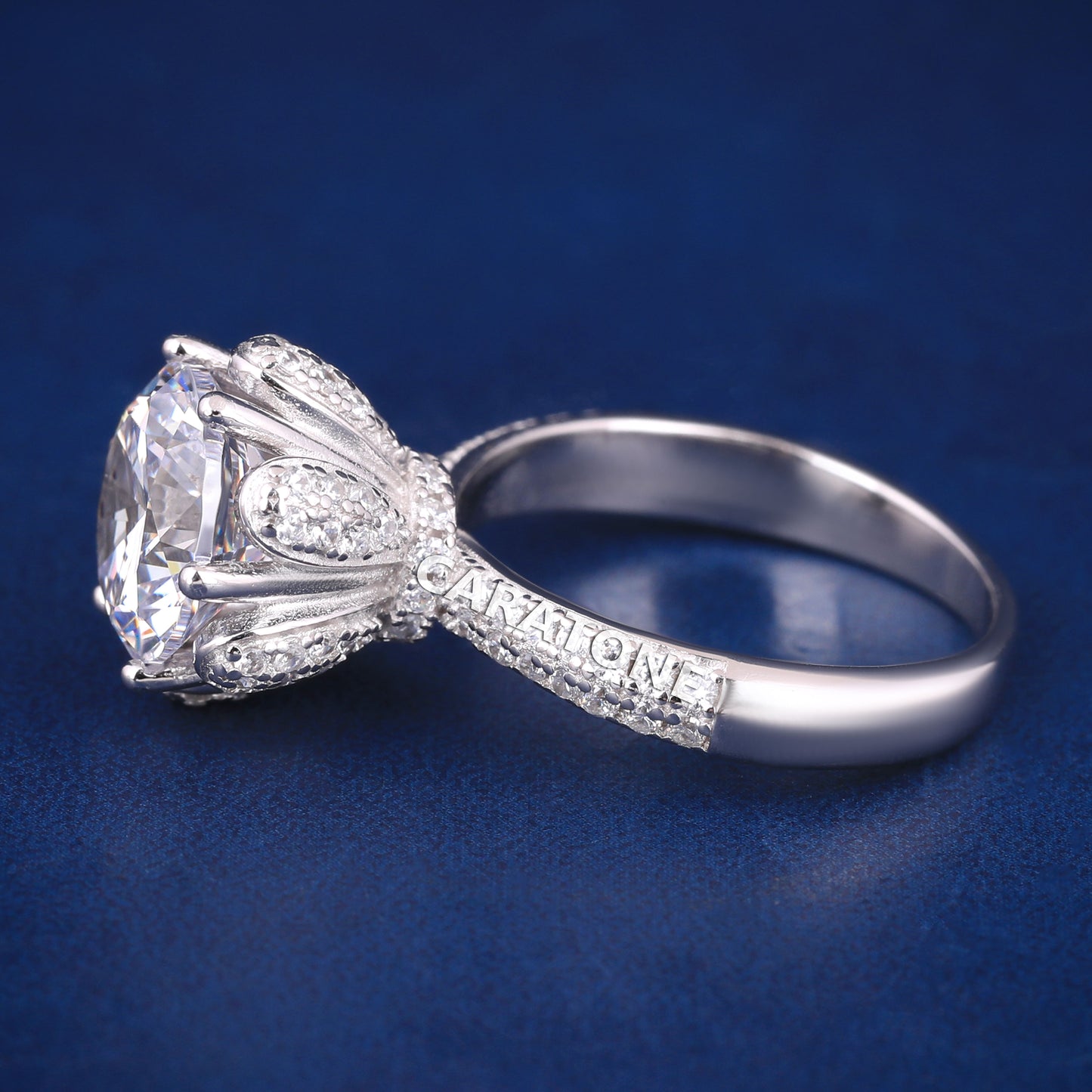 Round cut diamond with flower pattern women ring