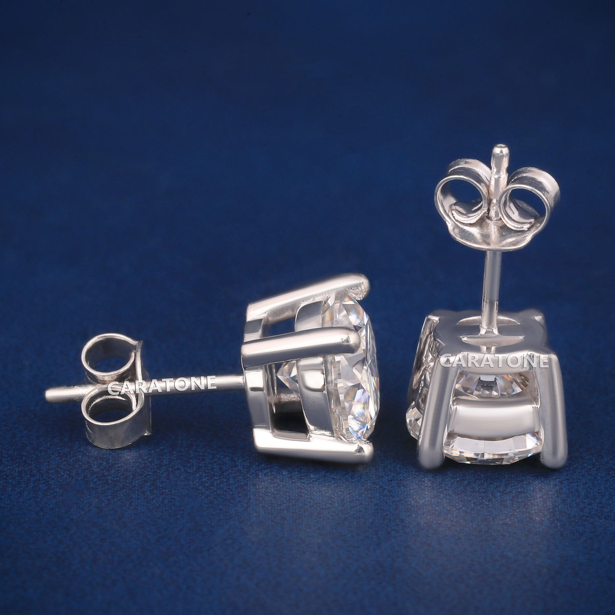 Round Brilliant Cut Diamond Stud Earrings in White Gold with Four-Prong Setting and Screw-Back Closure