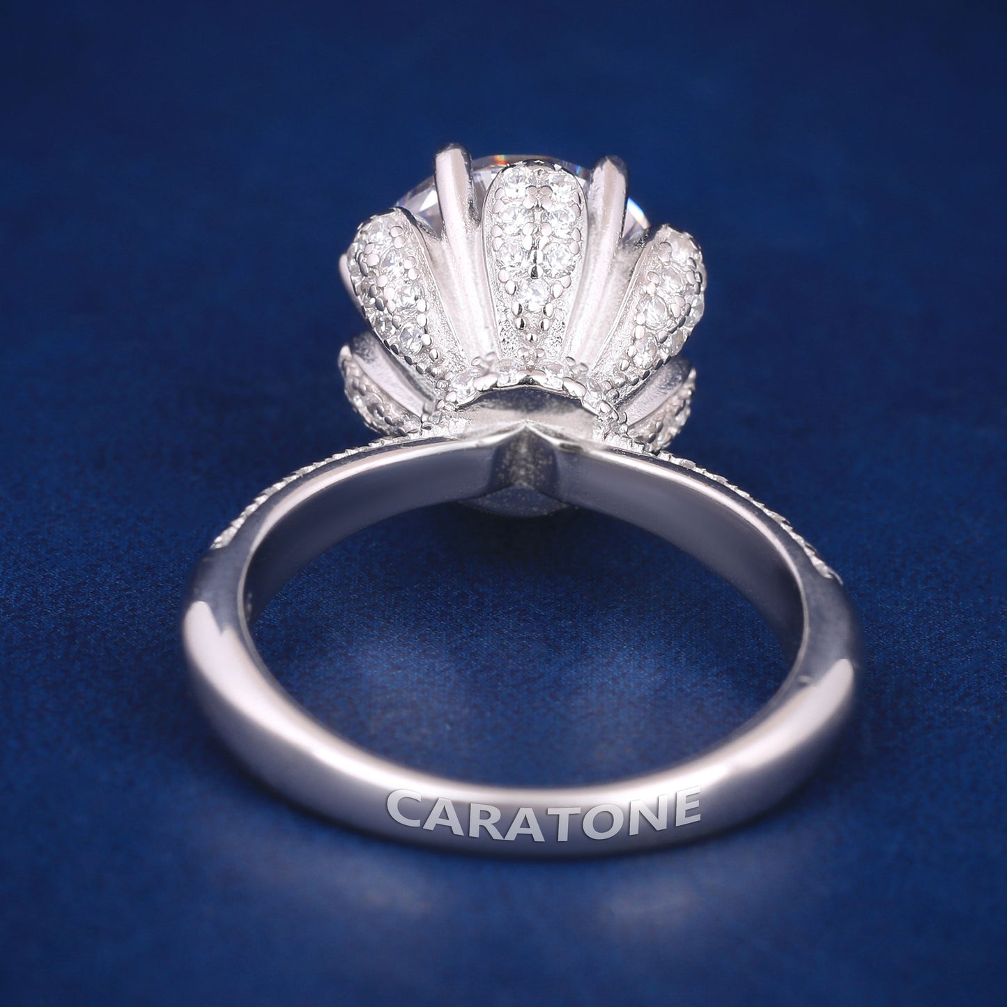 Round cut diamond with flower pattern women ring