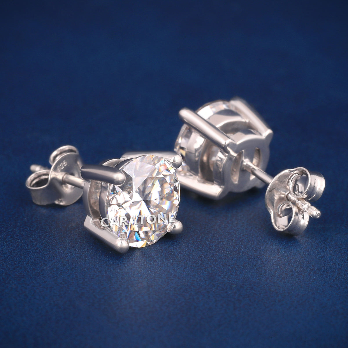 Round Brilliant Cut Diamond Stud Earrings in White Gold with Four-Prong Setting and Screw-Back Closure