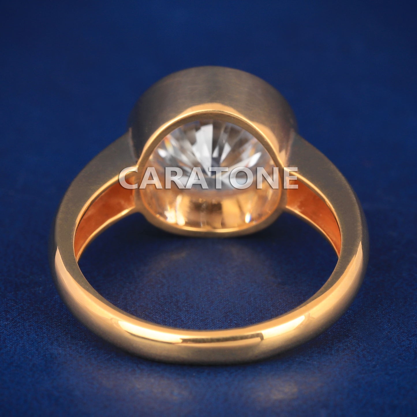 Round cut diamond wedding ring for women