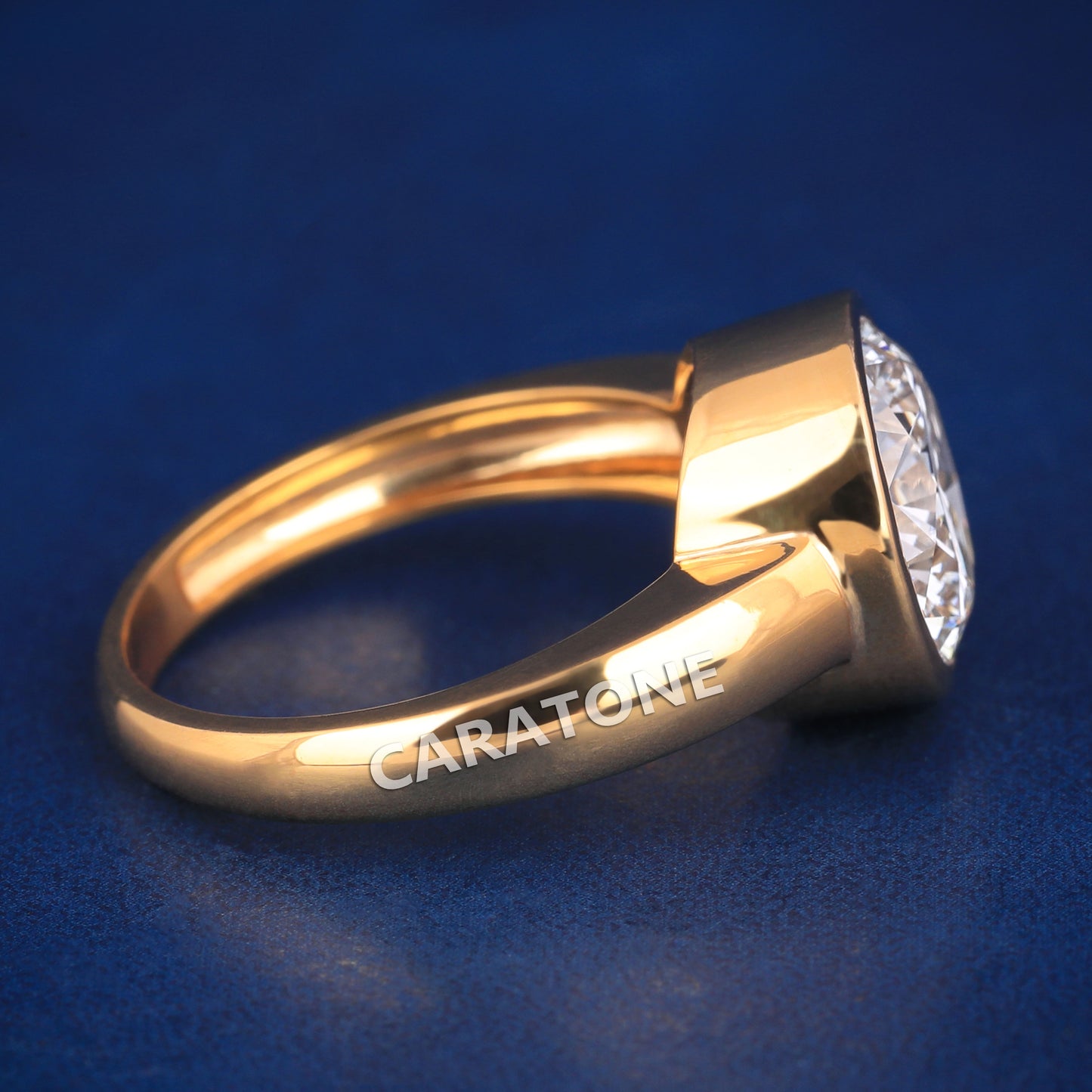 Round cut diamond wedding ring for women