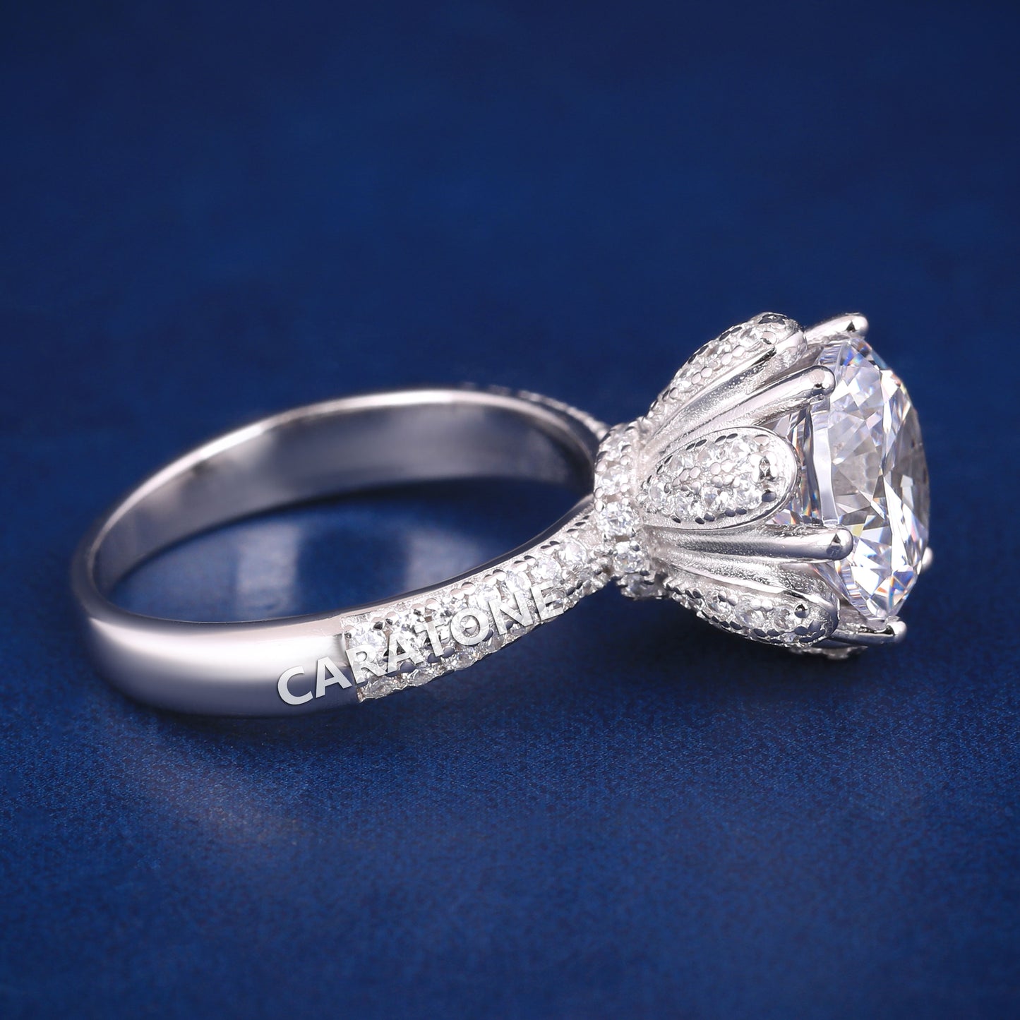 Round cut diamond with flower pattern women ring