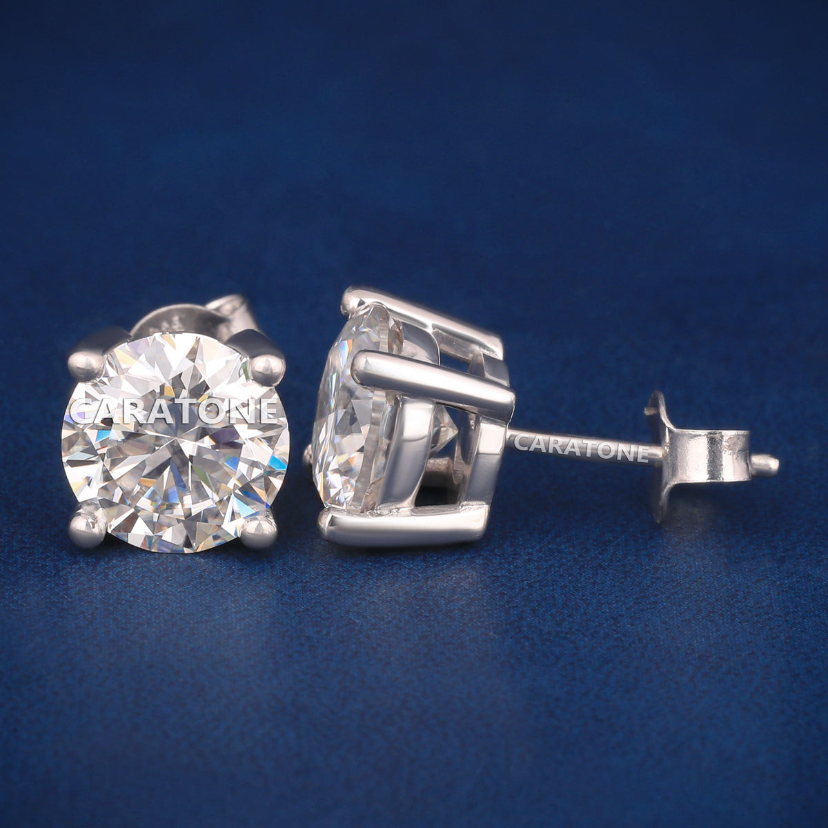 Round Brilliant Cut Diamond Stud Earrings in White Gold with Four-Prong Setting and Screw-Back Closure