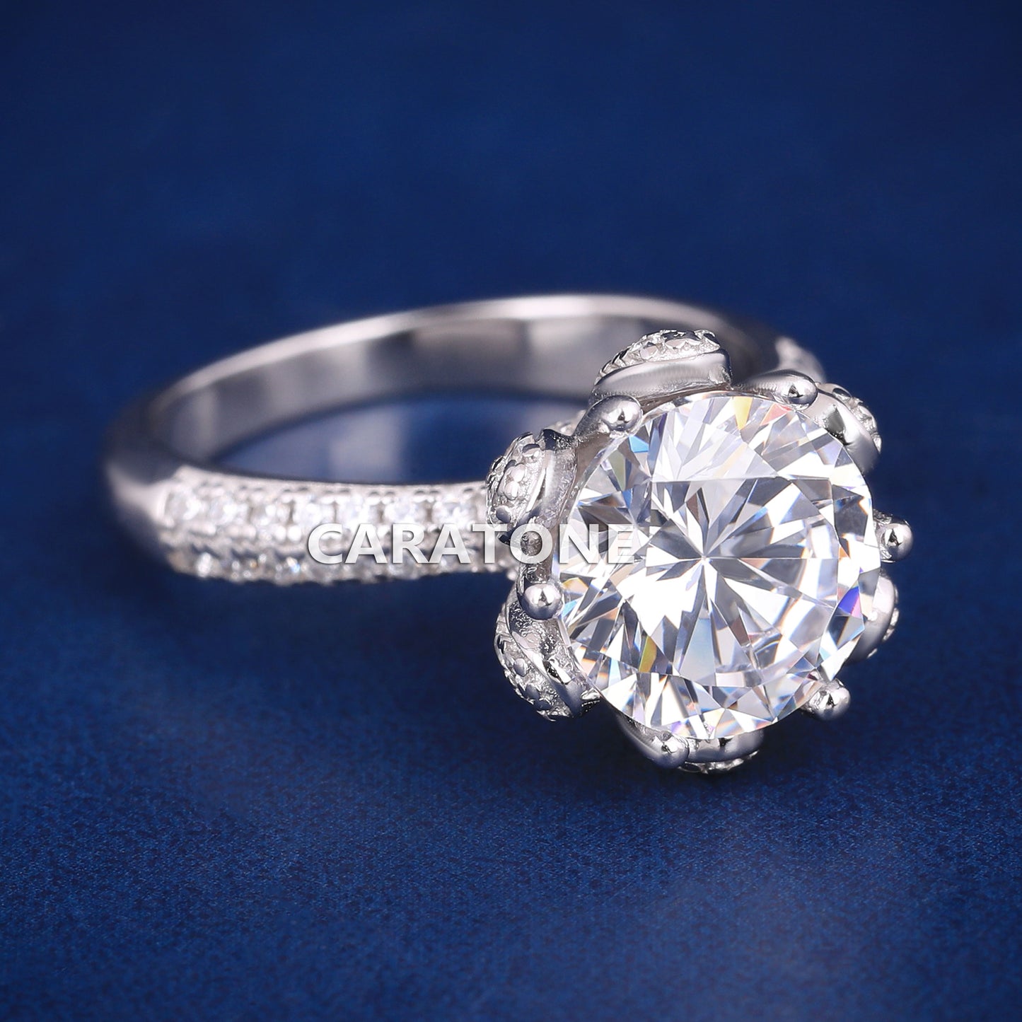 Round cut diamond with flower pattern women ring